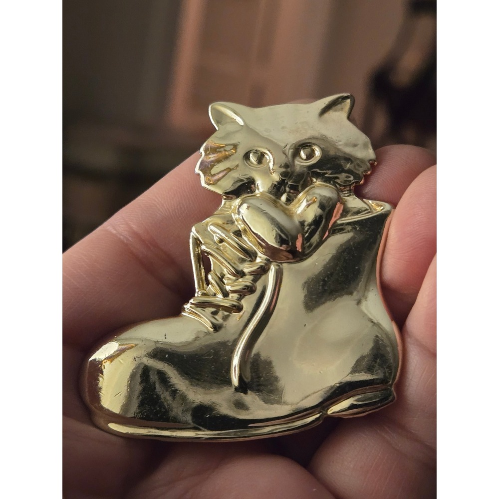 AJC Unsigned Cat In Boot Brooch Silvertone